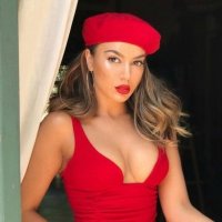 Ky është detaji që nuk mungon asnjëherë tek veshjet e Elvana Gjatës dhe duket kaq bukur…