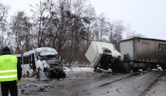 Aksident i rëndë mes minibusit e kamionit, 13 të vdekur