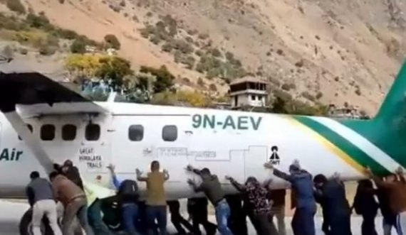 Aeroplanit i shpërthen goma gjatë aterrimit, pasagjerët në Nepal detyrohen ta shtyjnë