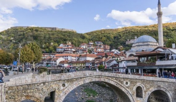 Gjendet një veturë e braktisur në Prizren, brenda kishte kallash, karikator e fishekë