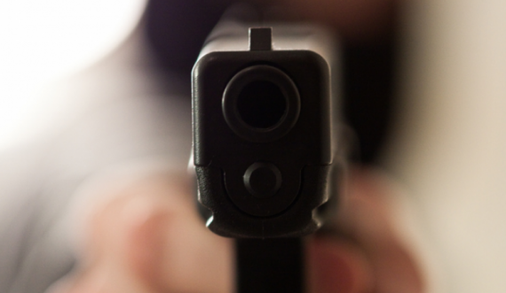 Burrë e grua shoqërohen për në Polici, pasi postuan foto me armë në rrjete sociale