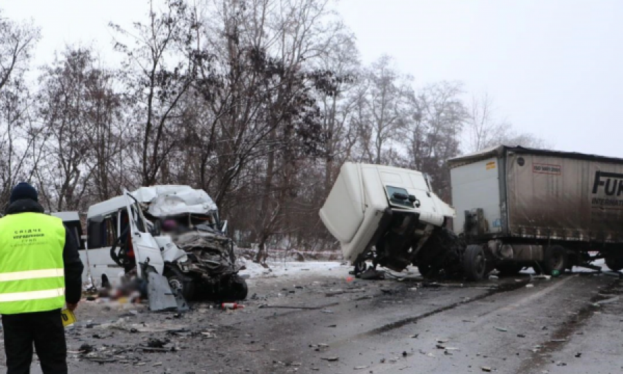 Aksident i rëndë mes minibusit e kamionit, 13 të vdekur