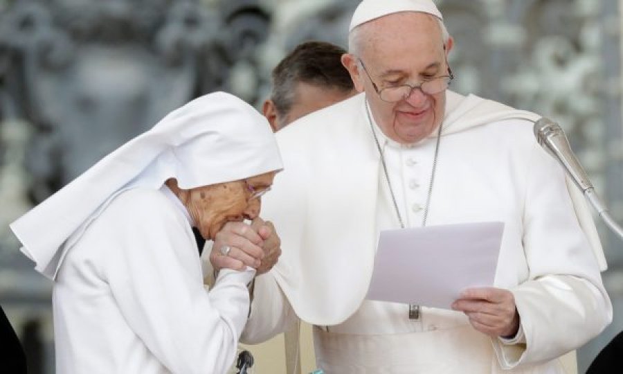 Papa thotë se marrëdhëniet jashtëmartesore s’janë mëkati më serioz