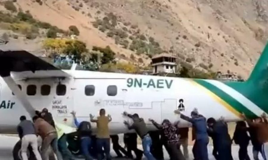 Aeroplanit i shpërthen goma gjatë aterrimit, pasagjerët në Nepal detyrohen ta shtyjnë