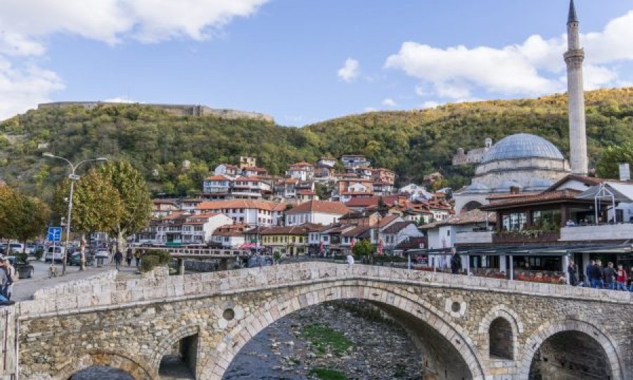 Gjendet një veturë e braktisur në Prizren, brenda kishte kallash, karikator e fishekë