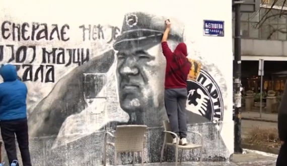 Përkrahësit e kriminelit të luftës Mlladiq ofendojnë gazetarët që filmonin muralin