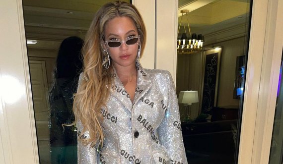 Beyonce shkëlqen e mbuluar me kristale