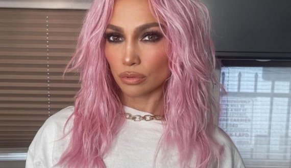 Jennifer Lopez lyen flokët rozë