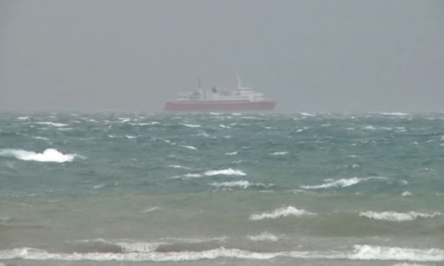 Në det që prej mëngjesit, era e fortë mban “peng” tragetin me 118 pasagjerë në Vlorë