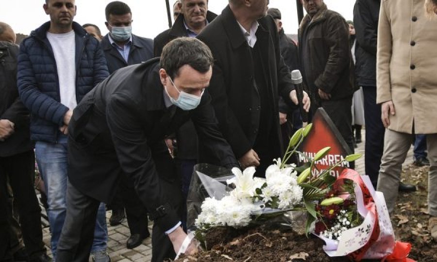 Kryeministri Kurti merr pjesë në varrimin e babait të Enver Zymberit