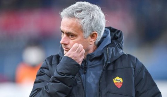 Mourinho sërish mesazh drejtuesve të klubit: “Nuk kam lojtarë…”