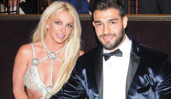 “Është e lumtur dhe mezi po pret”- Britney Spears po planifikon dasmën me të dashurin 27-vjeçar, por s’do të ftojë asnjë nga familjarët e saj