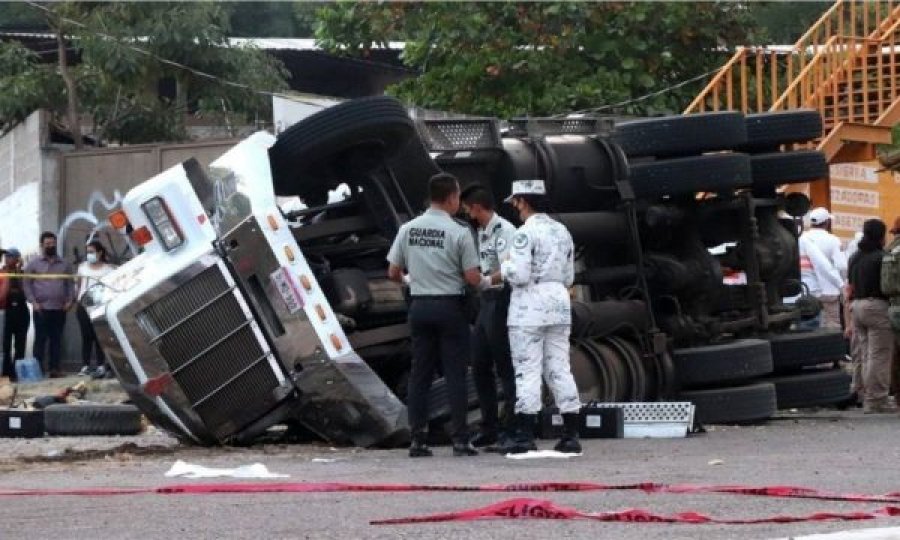 Përplaset kamioni që po transportonte emigranë, 53 të vdekur