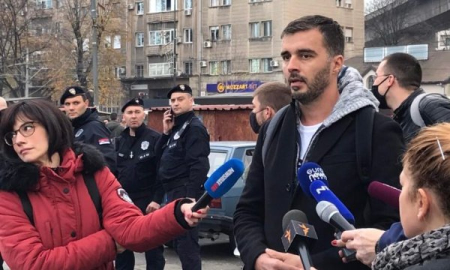Serbi nga Prishtina që mbushi rrugët e Beogradit dhe zmbrapsi Vuçiqin vjen me paralajmërim