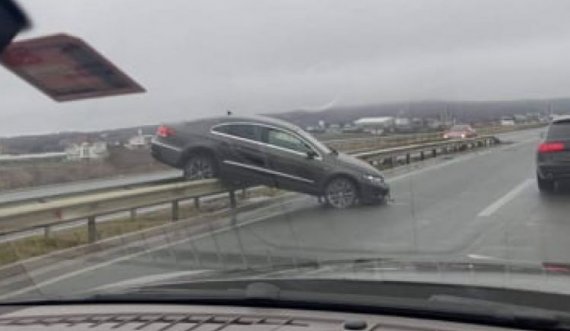 Vetura “fluturon” mbi ndarëset e rrugës në magjistralen Prishtinë – Pejë