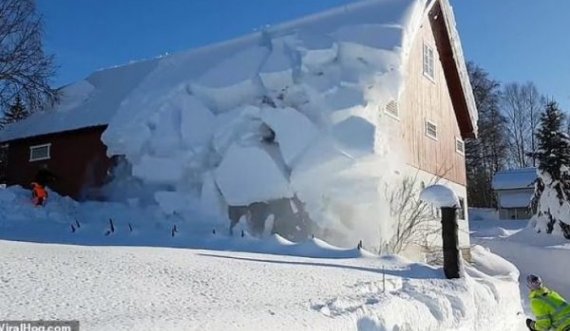 Mënyra interesante se si e pastrojnë norvegjezët borën nga çatia e shtëpisë