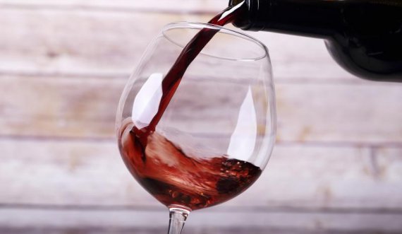 Vëmendjen këtu! 5 arsye që do t’ju bindin të pini një gotë verë këtë mbrëmje