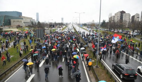 Nis bllokada e rrugëve në Beograd nga protestuesit