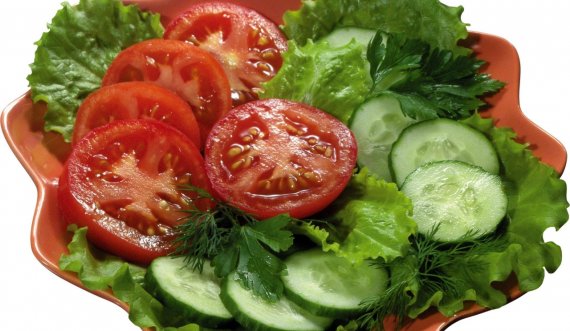 Pse nuk duhet të hani kurrë kastraveca dhe domate në të njëjtën sallatë