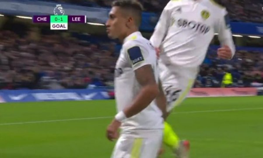 Befasohet Chelsea, Leeds kalon në epërsi