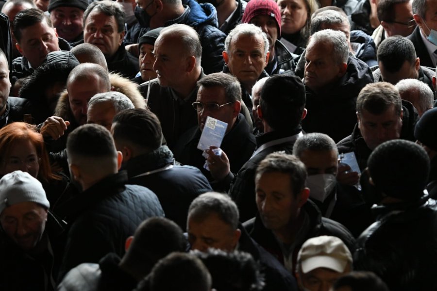 Arrihet kuorumi i delegatëve, stadiumi shpërthen në brohorima