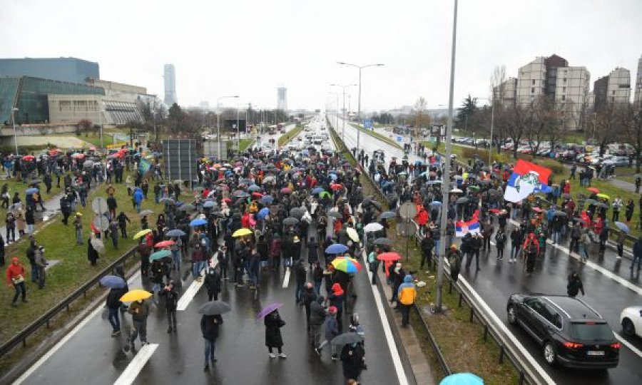 Nis bllokada e rrugëve në Beograd nga protestuesit
