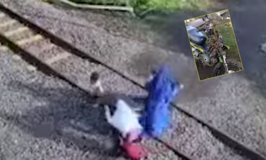 Shikoni pamjet: Gruas me dy fëmijë i ngec motoçikleta mbi binarë, për pak s’i godet treni