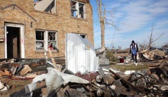 Mrekulli mes rrënojave të tornados në SHBA, dy fëmijët gjenden të gjallë në vaskë
