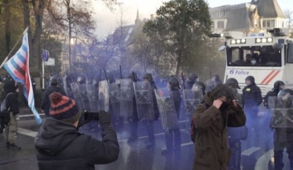 Protesta kundër vaksinës Anti-COVID në Luksemburg dhe Katalonja