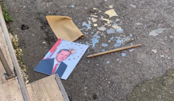 E hodhi në tokë foton e Erdoganit, arrestohet turku