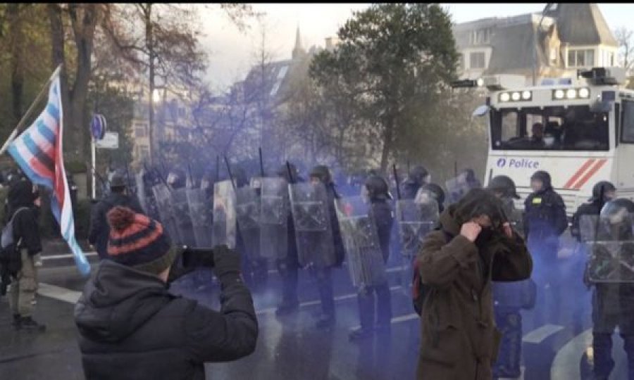 Protesta kundër vaksinës Anti-COVID në Luksemburg dhe Katalonja