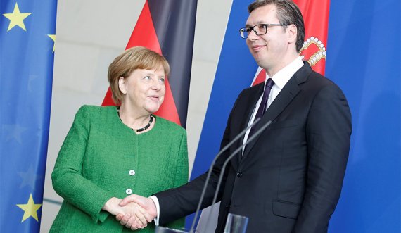 “Serbia rrëshqiti në diktaturë me mbështetjen e Merkel, Qeveria e re duhet të ketë guxim”
