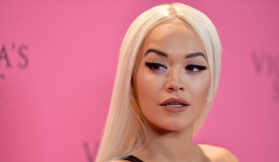 Rita Ora shfaqet sek*i në të brendshme