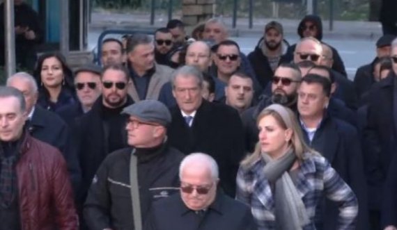 Ish-kryeministri Berisha dhe mbështetësit e tij futen në selinë e PD-së