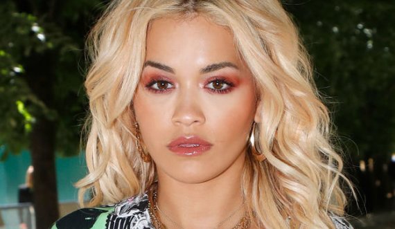 Rita Ora pozon me veshje sportive