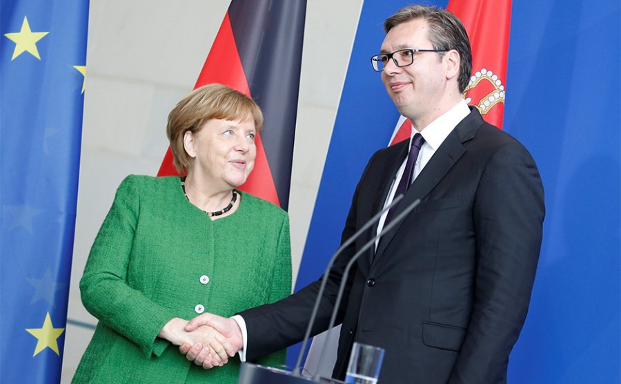 “Serbia rrëshqiti në diktaturë me mbështetjen e Merkel, Qeveria e re duhet të ketë guxim”