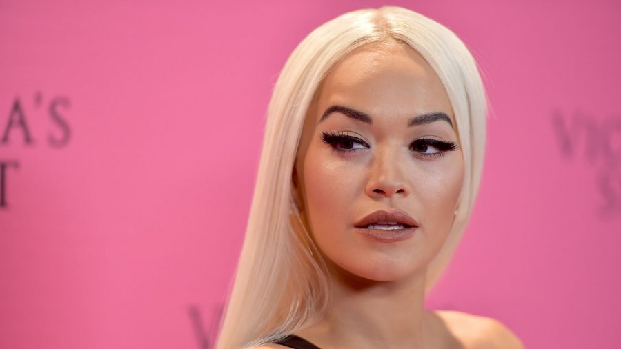 Rita Ora shfaqet sek*i në të brendshme