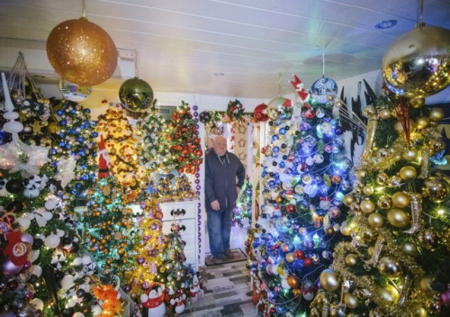 'I çmendur pa festave'/ Njihuni me burrin që vendosi 444 pemë Krishtlindjesh në banesë