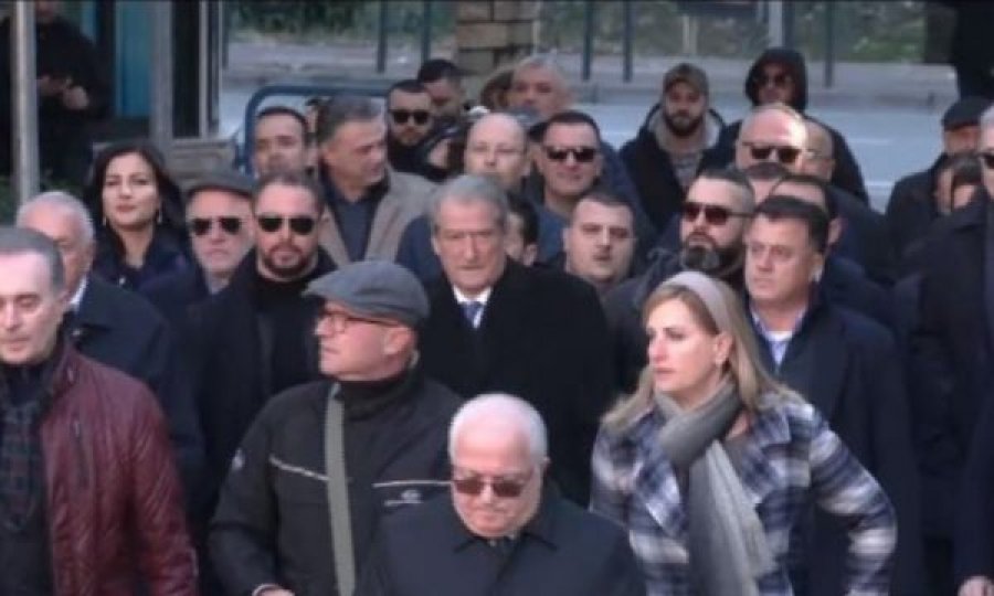 Ish-kryeministri Berisha dhe mbështetësit e tij futen në selinë e PD-së
