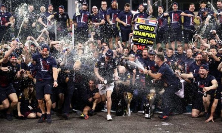 Titulli i parë në Formula 1, Verstappen festoi deri në orën 7 të mëngjesit në një jaht