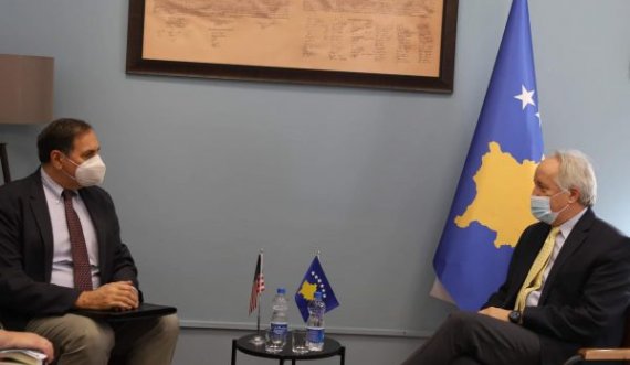Ministri Latifi takohet me ambasadorin e Austrisë në Kosovë, flasin për gjendjen me pandeminë