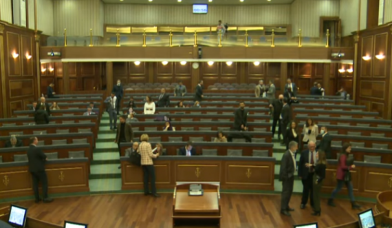 A është ky filllimi i krizës energjetike, deputetëtve u ndalët rryma në seancë