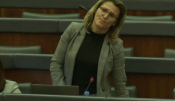 “Për të madhin Nasim Haradinaj”, deputetja e LVV-së ngritet papritmas në këmbë gjatë fjalimit