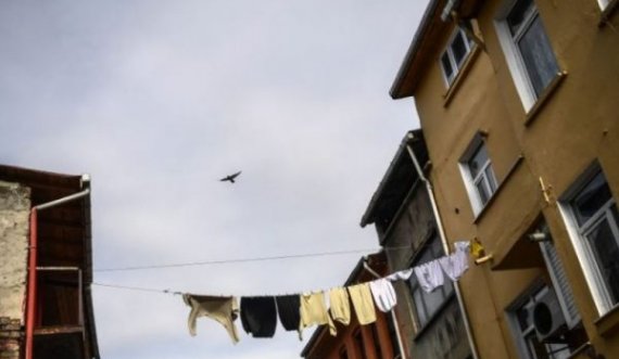 Rënia e çmimit të lirës/ Të huajt ia mësyjnë Turqisë për të blerë banesa