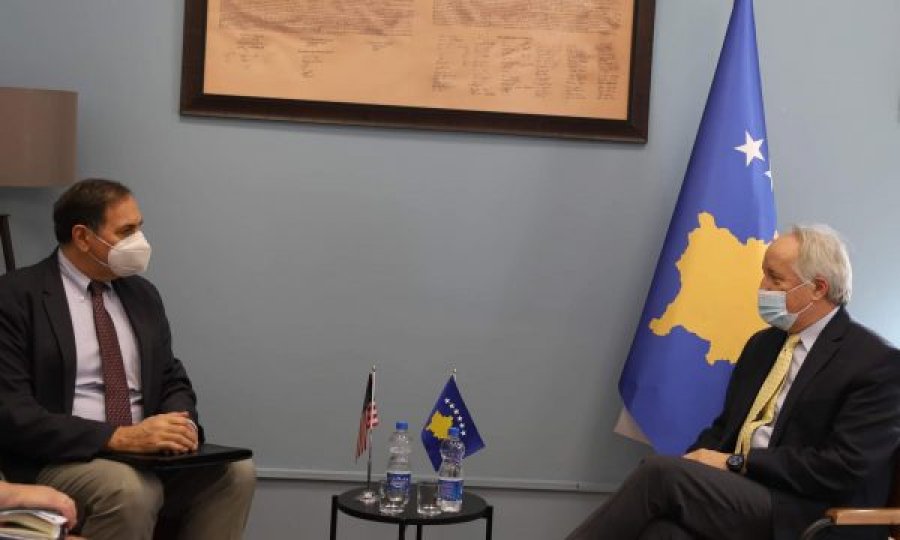 Ministri Latifi takohet me ambasadorin e Austrisë në Kosovë, flasin për gjendjen me pandeminë