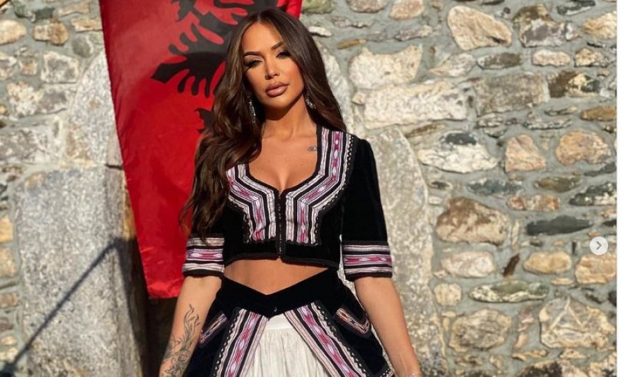 Ana Kabashi si rrallë herë shfaqet në veshje tradicionale shqiptare