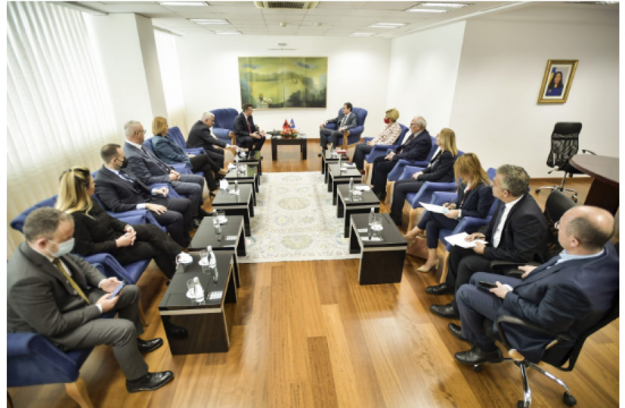 Kurti pret delegacionin e deputetëve të Shqipërisë në zyrë, flasin për bashkëpunim në politikën e jashtme