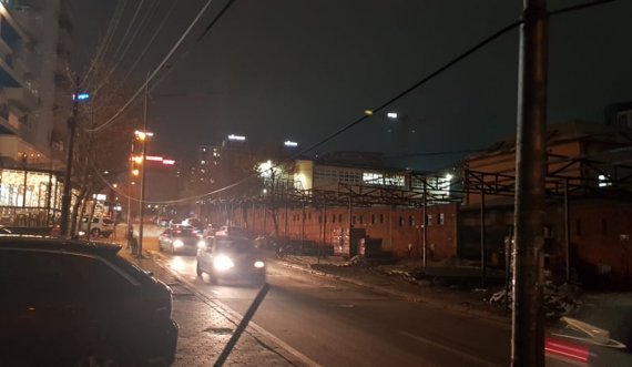 Qytetarët në laxhen e Muhaxherëve kabllo i prek thuajse në kokë derisa ecin