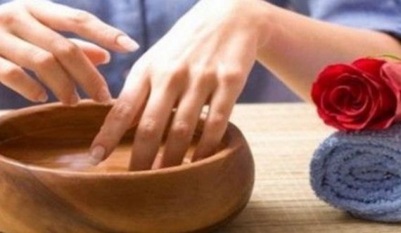 Katër shkaqet kryesore që i zverdhën thonjtë tuaj