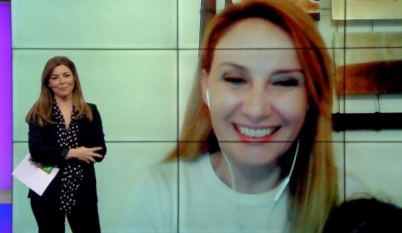 “Dua mamin”, vajza e deputetes futet duke qarë në intervistën live